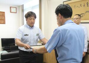 感謝状を受け取る村田克則さん(左)=五泉警察署