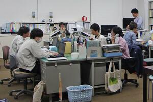 打ち合わせや電話に対応する佐渡市世界遺産推進課=6月6日、佐渡市役所