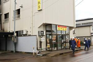 実況見分する消防関係者ら=5月20日、燕市燕