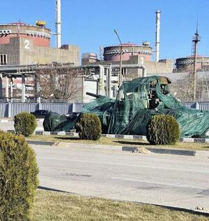 　ウクライナ南部ザポリージャ原発の原子炉建屋近くに止まるロシア軍の戦車（エネルゴアトム提供・共同）