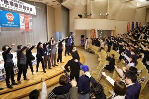 物価高を上回る賃上げに向けて団結を固めた連合新潟の中小・地場総決起集会=3月30日、長岡市台町2