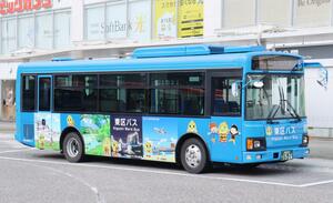 東区バスの「河渡ルート」に導入された新車両。区の公認キャラクター「ぬたりん」のイラストが目を引く=新潟市中央区花園1