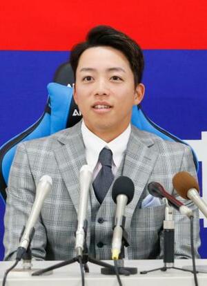 契約を更改し、記者会見する中日・岡林=4日、ナゴヤ球場