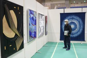 力作がずらりと並び、大勢の市民が訪れた県展佐渡展=6月5日、佐渡市窪田