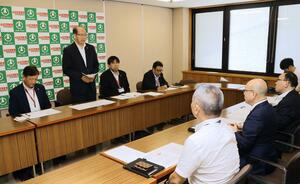 弥彦村での新規創業者支援の取り組み開始に合わせ、村役場を訪ねた県信用組合の赤川新一理事長(左から2人目)