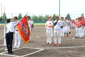 上位チームが表彰された新潟市早起き野球大会の閉会式=27日、新潟市西区板井