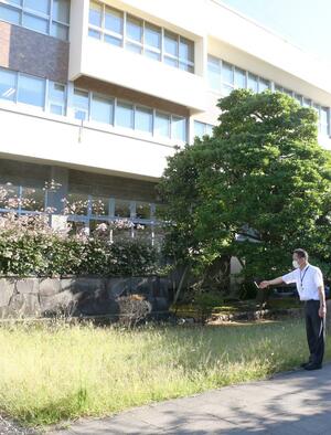 新潟市水道局の中庭の植樹予定地=8月8日、新潟市中央区
