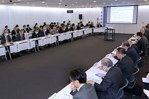 新潟県内市町村の首長から、柏崎刈羽原発で複合災害が起きたときの避難計画の実効性を懸念する声が相次いだ会合=2月23日、長岡市