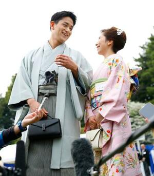 　春の園遊会で報道陣の取材に応じるミラノ・コルティナ冬季五輪フィギュアスケート・ペアの金メダリストで「りくりゅう」の三浦璃来選手（右）と木原龍一選手＝１７日午後、東京・元赤坂の赤坂御苑