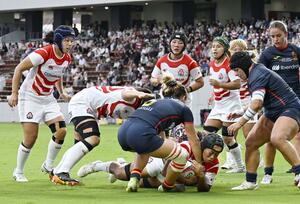 スペイン代表とのテストマッチで攻め込むラグビー女子日本代表=ミクニワールドスタジアム北九州