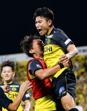 柏―川崎 試合終了間際、チーム4点目のゴールを決め、大喜びの柏・細谷=三協F柏