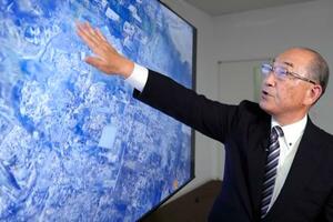 　大分市佐賀関の大規模火災現場の３Ｄ画像を分析する元東京消防庁麻布消防署長の坂口隆夫さん＝東京都内