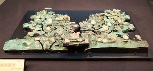 　奈良県斑鳩町の藤ノ木古墳から出土した国宝の「金銅製冠」