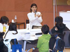 夢の実現に向けた経験を語る金メダリストの高橋礼華さん＝長岡市のさいわいプラザ