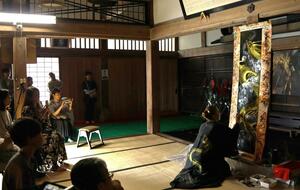国上寺で行われた「昇り龍」を描くライブペインティング=燕市国上