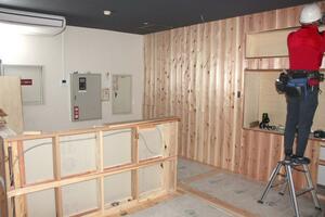 佐渡汽船両津港ターミナルと直結する両津南埠頭ビルでオープンに向けて工事が進む「SADO SAKE PORT」=佐渡市両津湊