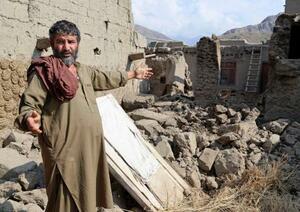 アフガニスタン東部の地震で家屋が倒壊し、娘が下敷きになった現場を説明するリヤカット・アリさん=5日、クナール州ヌールガル(共同)
