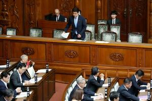 参院本会議で学校教育法などの改正案が可決、成立し一礼する松本文科相(上)=10日午前