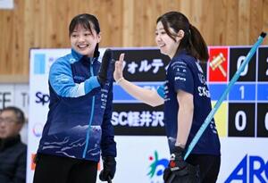 1次リーグのフォルティウス戦、ショットが決まり喜ぶSC軽井沢クの上野美(左)と金井=稚内市みどりスポーツパーク