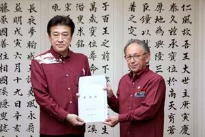 沖縄県の玉城デニー知事(右)から要望書を受け取る木原官房長官=30日午後、沖縄県庁