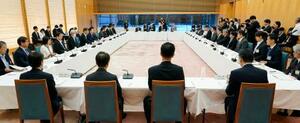 首相官邸で開かれた中小企業の賃上げや活力向上に関する関係省庁の会議=1日午後
