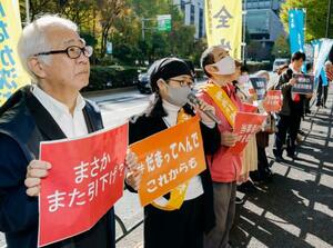 厚労省前で生活保護費の全額補償を訴える人たち=17日午前