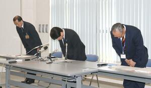 阿賀町職員が約8年間にわたり公金を着服していたとして、記者会見を開き謝罪する神田一秋町長(中央)ら=6月3日、阿賀町