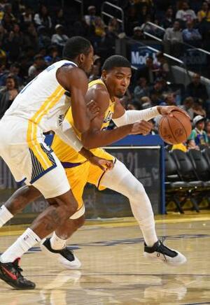 ウォリアーズ戦で、ドリブルで攻め込むレーカーズの八村塁=5日、米サンフランシスコ(NBAE・ゲッティ=共同)
