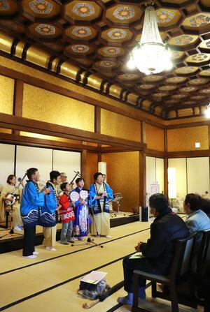 蔵春閣の大広間に歌声を響かせた新発田民謡保存会のメンバー=11月23日、新発田市諏訪町1