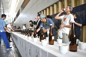 タンク100本分の原酒を味わい、奥深さを感じた「きき酒会」=長岡市朝日