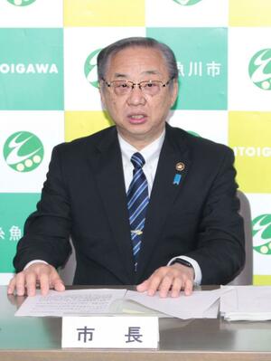 定例記者会見で柏崎原発再稼働などについて語る久保田郁夫市長＝２６日、糸魚川市役所
