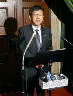 　記者会見する松本サイバー安保相＝１２日午前、国会