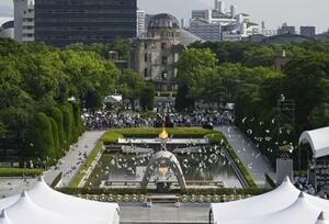 昨年8月、広島市の平和記念公園で開催された平和記念式典。奥は原爆ドーム