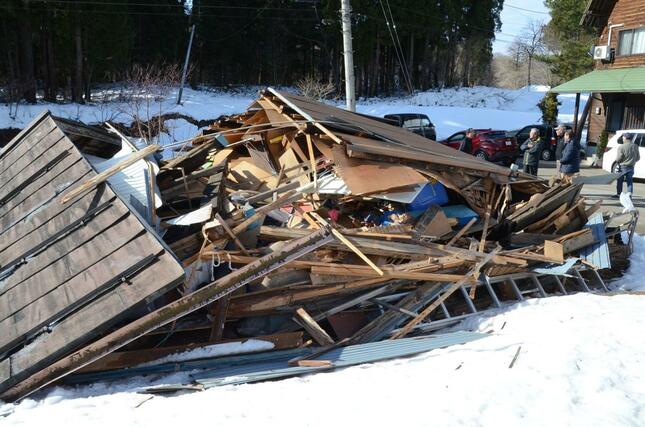 地震で倒壊した農作業所＝１月２日、十日町市松之山松口
