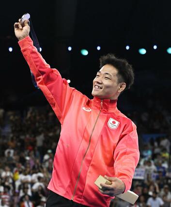 男子フリー７４キロ級で銀メダルを獲得した高谷大地＝パリ（共同）