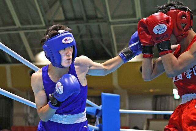 男子ライト級準決勝　開志学園の天井澤祐志。果敢に攻めたが全国高校選抜の王者に敗れる＝８月２日、岡山県の玉野市総合体育館