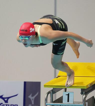 少年女子Ａ　５０メートル自由形決勝　７位入賞した山田妃夏（中越）が飛び込む＝９月１６日、佐賀市日の出２、ＳＡＧＡアクア