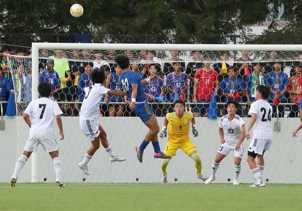 阪南大－新潟医福大　後半、ゴールを死守する新潟医福大の選手ら＝いわスタ