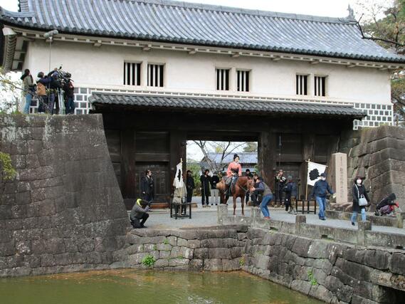 新発田城表門での撮影風景=新発田市