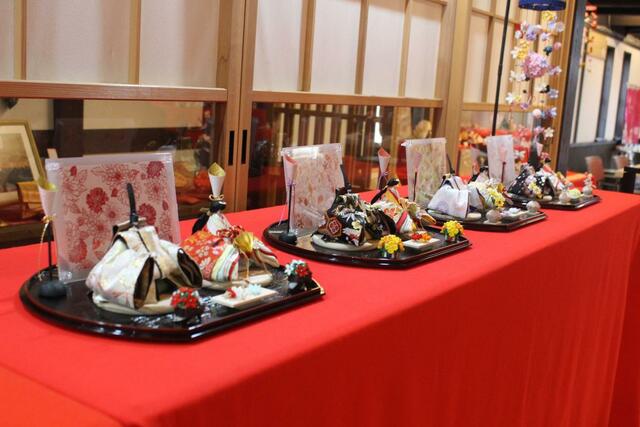 奥田路子さんが、使われなくなった着物や帯地を使って作ったひな人形=新潟市秋葉区小須戸の旧・わかば会場
