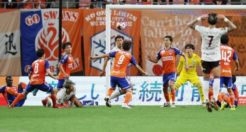 新潟ー神戸　後半、体を張って守備をする新潟の選手たち＝ビッグスワン