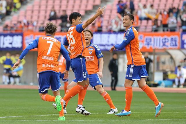 新潟－柏　後半１２分、同点ゴールを決めた新潟の千葉和彦（中央）が喜ぶ＝ビッグスワン