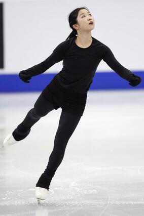 公式練習で調整する中井亜美＝サスカトゥーン（共同）