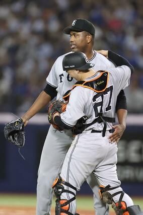 ＤｅＮＡ－巨人　最後の打者を打ち取り、抱き合う巨人のバルドナード（左）と捕手岸田行倫＝エコスタ