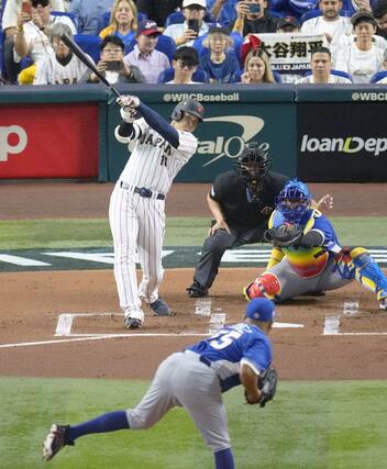 ＷＢＣ準々決勝のベネズエラ戦の１回、先頭打者本塁打を放つ大谷翔平＝１４日、マイアミ（共同）