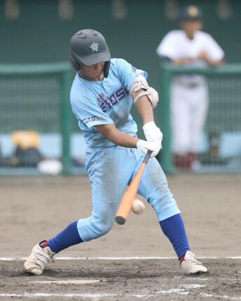 加茂暁星－五校連合　３回加茂暁星１死三塁、神田大誠の適時打で２－１＝９月６日、新発田市五十公野公園野球場