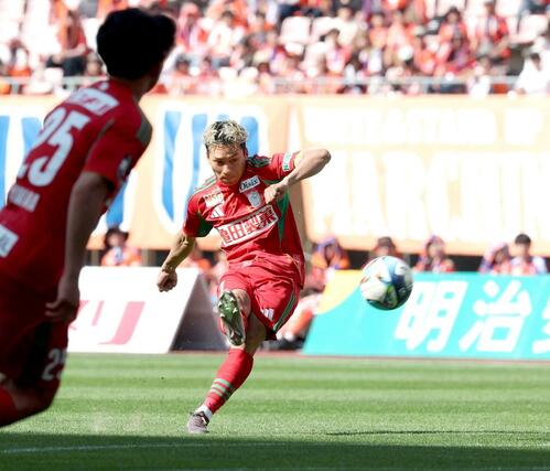 後半２分、新潟のＭＦシマブクカズヨシが直接ＦＫをねじ込み１－０と先制＝デンカビッグスワン