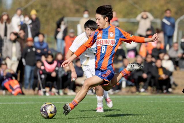 新潟U18-松本U18 後半、攻め込む新潟U18のMF稲場健人=聖籠町