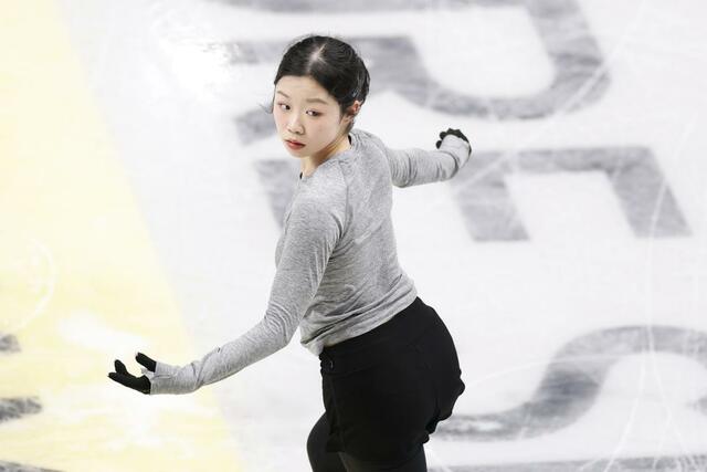 公式練習で調整する中井亜美＝プラハ（共同）