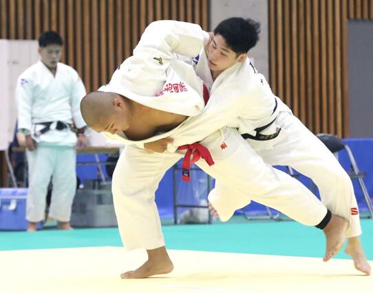 男子団体決勝 技を仕掛ける開志国際の木村昌剛(左)=上越市謙信公武道館